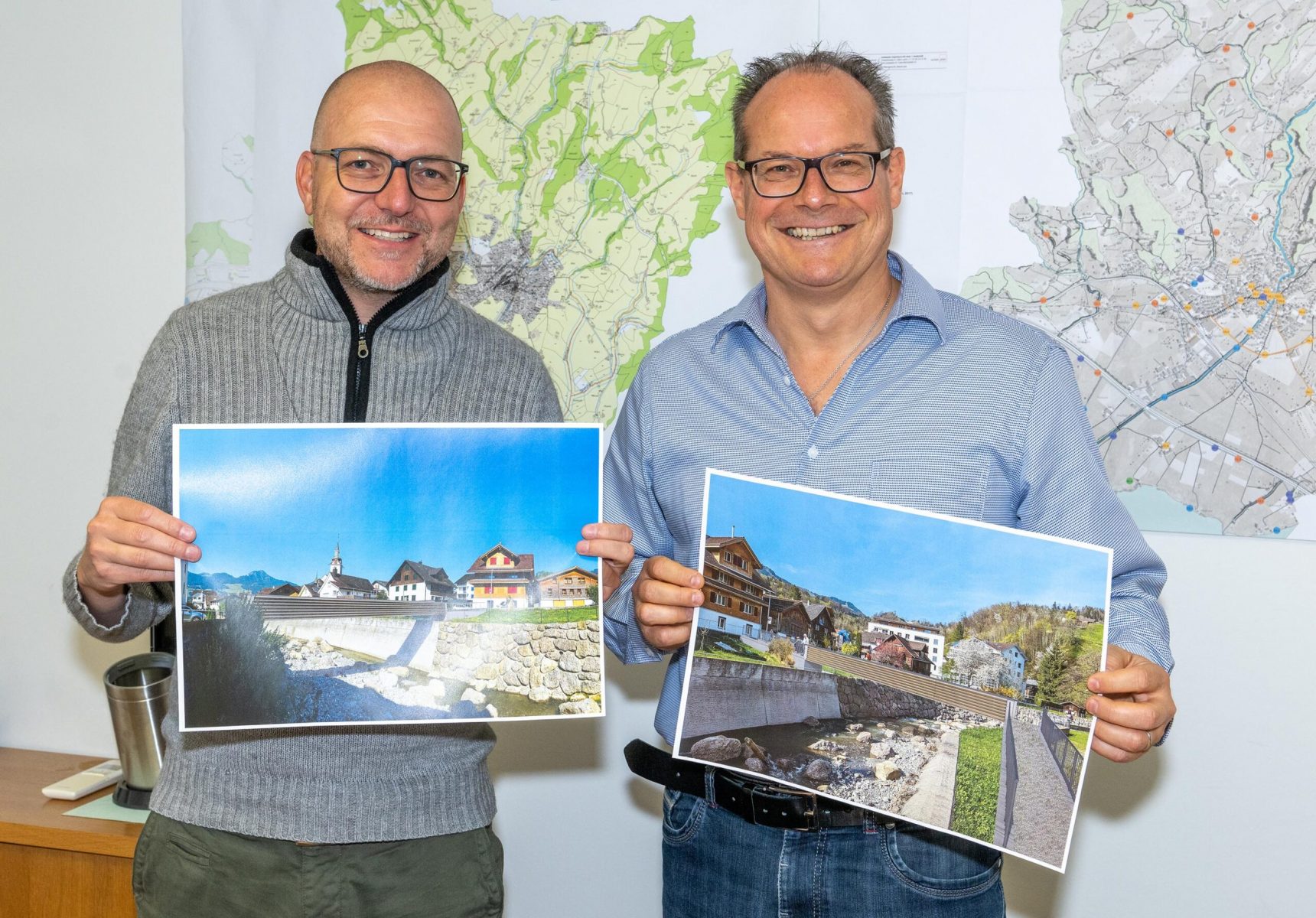 Gemeinderat Phil Eicher, Steinen zeigt das Modellbild der neuen Brücke über die Steiner Aa.